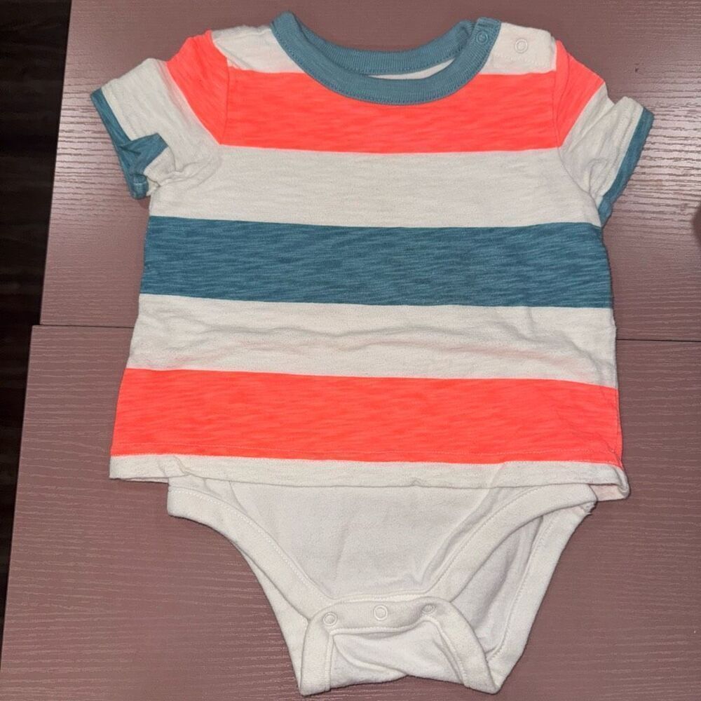 🏈 Baby Gap T-shirt Onesie 6-12 months